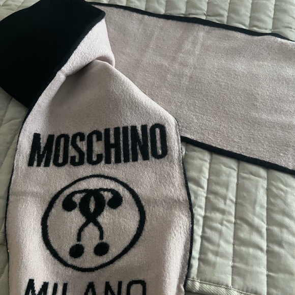 Muschino women wool scarf - Picture 3 of 3